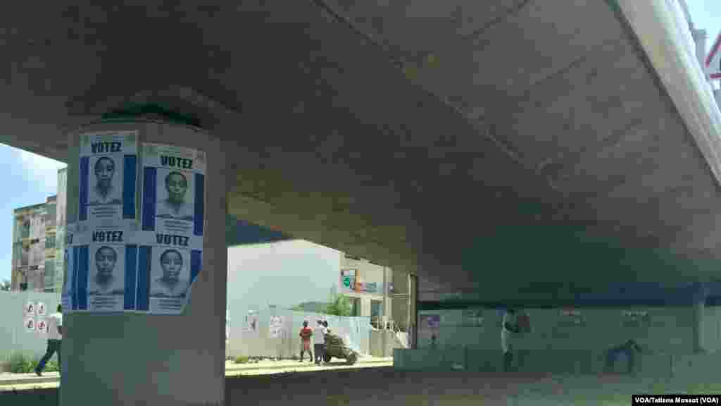 Des affiches électorales pour Jacqueline-Claire Kouangoua, candidate issue de la société civile ivoirienne.