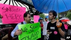 纽约一些示威者拿着支持斯诺登的标语。2013年6月10日