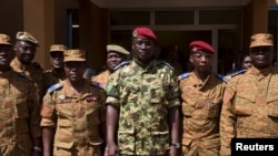 Le Lieutenant Colonel Yacouba Isaac Zida (C) pose pour la photo, avec d'atres officiers, après avoir proclamé la prise du pouvoir, à Ouagadougou, Burkina Faso, le 1 novembre 2014.