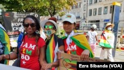 Raia wa Zimbabwe wakiandamana nje ya Ubalozi wa Zimbabwe mjini London kupinga kukithiri kwa ufisadi nchini Zimbabwe. 