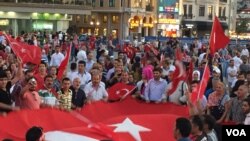 حامیان اردوغان در راهپیمایی علیه کودتا