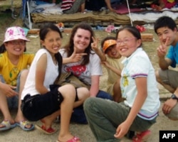 震后幸存的孩子和救援人员在一起