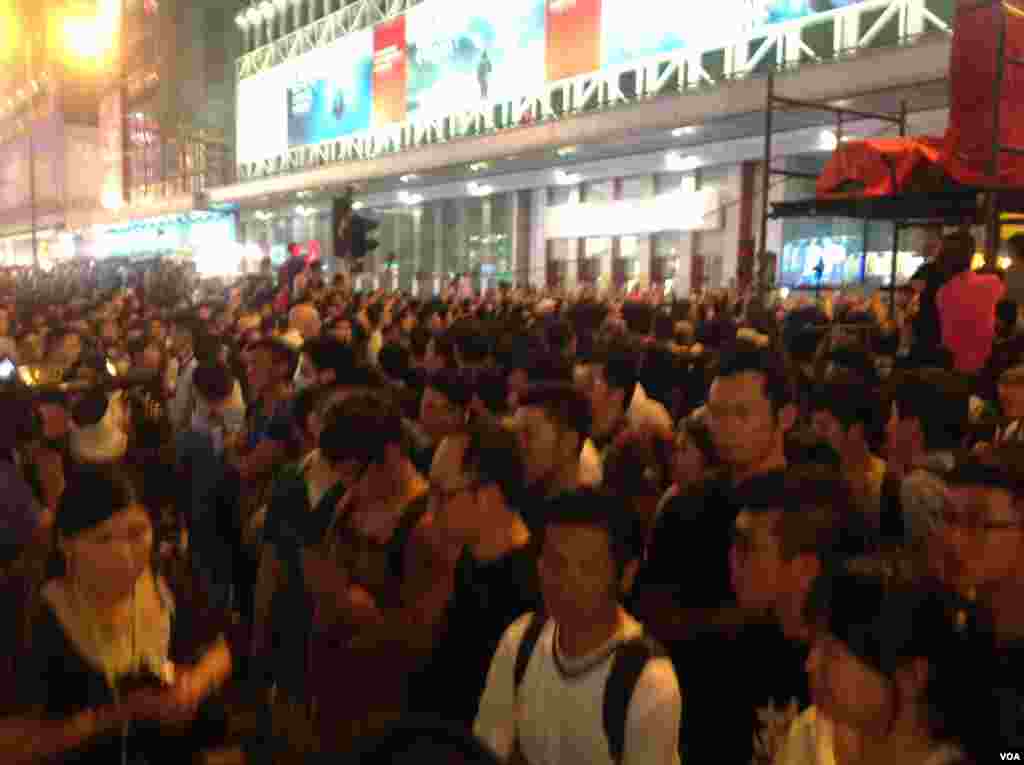 旺角爆发支持和反占中人士的大规模对峙 (美国之音海彦拍摄) 