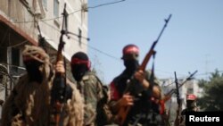 2일 팔레스타인측 무장 군인들이 가자지구에서 군사행진을 하고 있다.