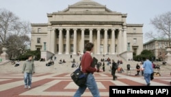 资料照片：2005年3月31日，人们走在美国纽约哥伦比亚大学的校园里。