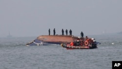 ​ພາບ​ປະ​ກອບ​ເກົ່າ, ເຮືອ​ຫາ​ປາ ເກົາຫຼີ​ໃຕ້ ຂວ້ຳ ຢູ່​ກາງ​ທະ​ເລ, ນອກ​ເມືອງ ອິນ​ຊອນ, ເກົາຫຼີ​ໃຕ້, 3 ທັນ​ວາ 2017.