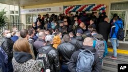 Watu wakisubiri kupiga polling station during parliamentary elections, in Moscow, Russia, Sept. 17, 2021. 