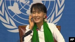 Tokoh pemimpin oposisi Burma, Aung San Suu Kyi dalam konferensi pers pertemuan tahunan Organisasi Buruh Internasional (ILO) di Jenewa, Swiss (14/6).