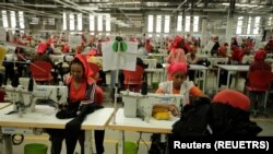 በሐዋሳ ኢንደስትሪያል ፓርክ ከሚገኙ ፋብሪካዎች መካከል በአንዱ የሚገኙ ሰራተኞች በስራ ላይ (ህዳር 2010)