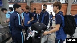 بازیکنان تیم ملی کره جنوبی با ماسک در فرودگاه تهران