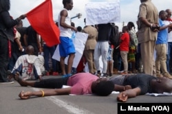 Protesters show their grievances during the anti-government rally in Malawi, April 27, 2018.