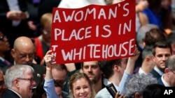 جمعی از طرفداران خانم کلنتن که خواهان حضور یک زن در قصر سفید اند