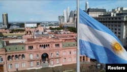 Bendera Argentina berkibar di luar Istana Kepresidenan Casa Rosada menjelang pemilu putaran kedua 19 November, di Buenos Aires, Argentina 15 November 2023. (Foto: REUTERS/Agustin Marcarian)