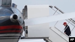 도널드 트럼프 대통령 당선인이 27일 플로리다주 웨스트팜비치에서 뉴욕으로 향하는 전용기에 오르고 있다.