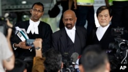 김정남 살해용의자인 베트남 여성 도안 티 흐엉 씨 변호인단이 기자회견을 하고 있다.