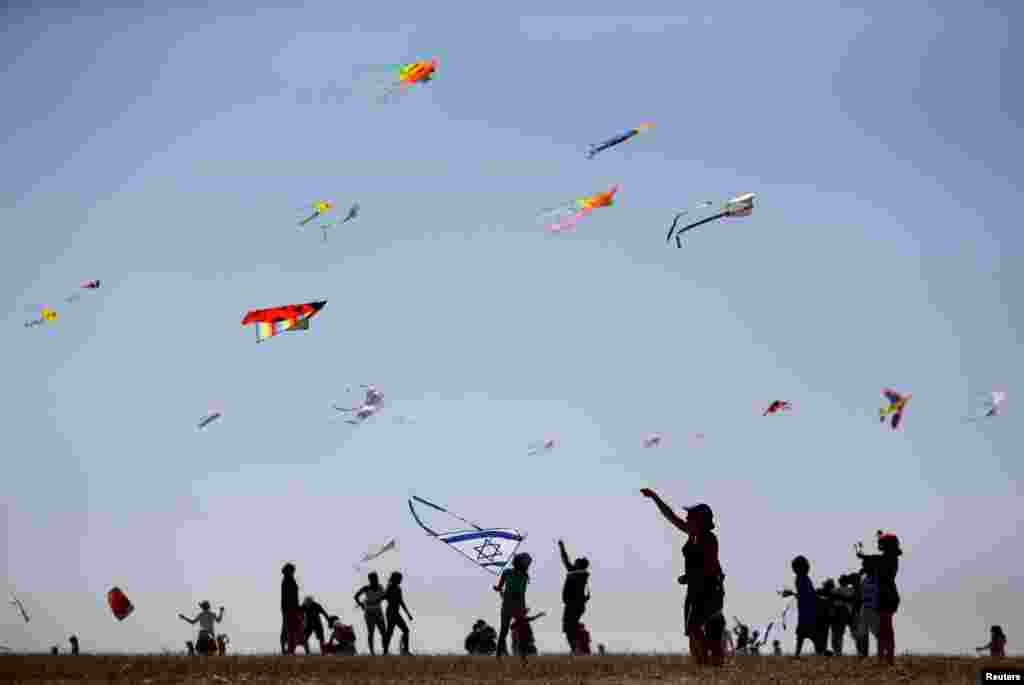 Warga Israel bermain layang-layang merayakan hari libur tahun baru Rosh Hashanah di taman nasional Beit Guvrin, kota Kiryat Ga.