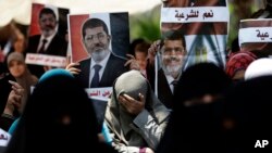 이집트 군부에 의해 축출된 무함마드 무르시 대통령의 지지 세력이 5일 카이로 대학 인근에서 시위하고 있다.