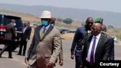 Rais Yoweri Museveni wa Uganda akilakiwa na mwenyeji wake Rais John Magufuli wa Tanzania mara baada ya kuwasili Chato, Geita. Picha kwa Hisani ya Global Publishers TV Tanzania.
