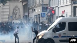 法国马赛市骚乱者与警察发生冲突。（法新社2023年6月30日）