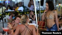 هجوم جوانان به سواحل فلوریدا در تعطیلات بهاره ۲۰۲۱ در بحبوحه همه گیری کووید۱۹ بدون رعایت پروتکل‌های ایمنی - عکس از آرشیو