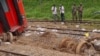 Des soldats Cameroun assurent la sécurité à proximité des pièces de train d'un train déraillé à Eseka, Cameroun, 22 octobre 2016. 