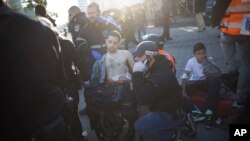 21일 이스라엘 텔아비브 칼부림 사건 현장에서 구조요원들이 부상자를 응급치료하고 있다.