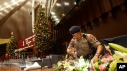 圣诞除夕印尼一名警察在雅加达救世主大教堂搜查可疑物品