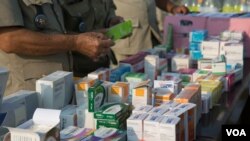 ពេទ្យ និងផលិតផលក្លែងក្លាយ និងខូចគុណភាព ត្រូវបានដាក់តាំងត្រៀមកម្ទេចបន្ទាប់ពីរឹបអូសបានពីឈ្មួញ ក្នុងពិធីកម្ទេចផលិតផល និងថ្នាំពេទ្យក្លែងក្លាយ រាជធានីភ្នំពេញ ថ្ងៃទី១២ ខែមីនា ឆ្នាំ២០១៩។