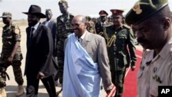 Le président soudanais Omar el-Béchir en visite à Juba, capitale du Sud-Soudan, le 4 janvier, en compagnie du leader sud-soudanais Salva Kiir