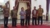 Ketua panitia seleksi komisioner Komisi Yudisial, Harkristuti Harkrisnowo, didampingi para koleganya di Istana Negara, Jakarta (3/9). (VOA/Andylala Waluyo)