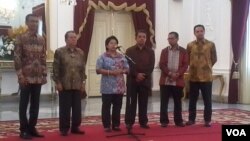 Ketua panitia seleksi komisioner Komisi Yudisial, Harkristuti Harkrisnowo, didampingi para koleganya di Istana Negara, Jakarta (3/9). (VOA/Andylala Waluyo)
