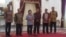 Ketua panitia seleksi komisioner Komisi Yudisial, Harkristuti Harkrisnowo, didampingi para koleganya di Istana Negara, Jakarta (3/9). (VOA/Andylala Waluyo)