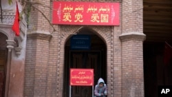 中国新疆喀什的一座清真寺入口上写着“爱党爱国”的字样。 （资料照片）
