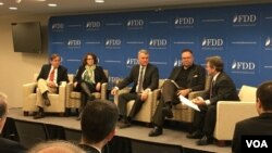 از راست: کلیفورد می، روئل مارک گرکت، مایکل دورن، سوزان ملونی، استیو سایمن 