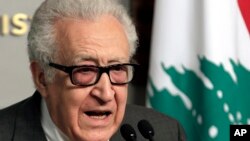 라크다르 브라히미 유엔-아랍연맹 공동 시리아 특사가 1일 베이루트에서 나지브 미카티 레바논 총리와 회담한 후 기자회견을 가졌다.