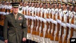 ژنرال جوزف دانفورد رئیس ستاد مشترک نیروهای مسلح ایالات متحده در حال سان دیدن از گارد احترام ارتش چین در پکن - ۲۴ مرداد ۱۳۹۶ 