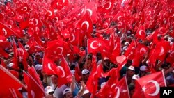 Lebih dari satu juta orang memenuhi ruas-ruas jalan Istanbul, Turki, hari Minggu (7/8) untuk menunjukkan dukungan terhadap Presiden Turki Tayyip Erdogan. 