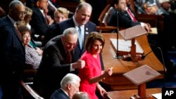 即将成为众议院议长的佩洛西和众议院少数党领袖舒默站在众议院会场。（2019年1月3日）