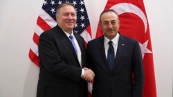 Le secrétaire d'État américain Mike Pompeo (à g) et le ministre turc des Affaires étrangères, Mevlut Cavusoglu, avant leur réunion en marge d'un sommet des ministres des Affaires étrangères de l'OTAN au siège de l'OTAN à Bruxelles le 20 novembre 2019. AFP/Francisco Seco