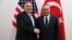 Le secrétaire d'État américain Mike Pompeo (à g) et le ministre turc des Affaires étrangères, Mevlut Cavusoglu, avant leur réunion en marge d'un sommet des ministres des Affaires étrangères de l'OTAN au siège de l'OTAN à Bruxelles le 20 novembre 2019. AFP/Francisco Seco