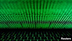 ລະ​ຫັດ​ຄອມ​ພິວ​ເຕີ​ສະ​ແດງ​ຢູ່​ໜ້າ​ຈໍ​ຢູ່​ໃນ​ພາບນີ້.