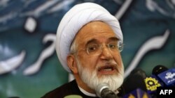 مهدی کروبی از رهبران معترضان به نتیجه انتخابات ریاست جمهوری ۱۳۸۸ که در بازداشت خانگی به سر می برد - آرشیو