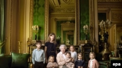 Kraliça Yelizaveta nəvələri və nəticələri ilə birlikdə