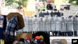 委内瑞拉反政府抗议示威者在48小时全国大罢工的第一天在首都加拉加斯跟委内瑞拉玻利瓦尔国民警卫队对峙 (2017年7月26日)