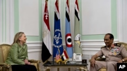 美国国务卿克林顿7月15日在开罗会晤埃及军方领导人坦塔维