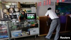 평양의 한 가게에서 점원이 고객을 기다리고 있다. (자료사진)