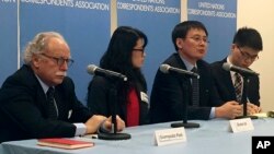 지난 2015년 12월 북한 요덕관리소 출신 탈북자 정광일 씨(왼쪽 3번째)와 미국에 정착한 탈북자 그레이스 조 씨(왼쪽 2번째)가 미국 뉴욕에서 유엔 안보리 북한인권 논의에 앞서 기자회견을 했다. (자료사진)