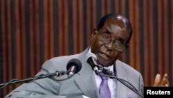 Le président du Zimbabwe Robert Mugabe livre un discours dans la capitale du pays, Harare, le 9 septembre 2016.