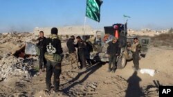 伊拉克保安人员进入拉马迪的一个受到严重损害的地区（2015年12月26日）