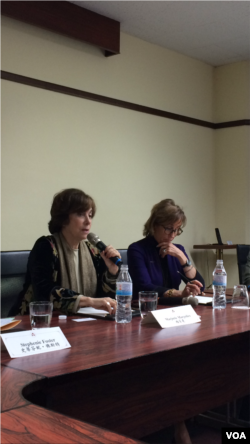 美国国际妇女参政组织会长梅芳尧(左) (美国之音萧洵)